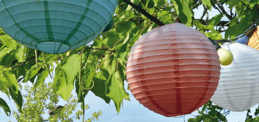 Betreutes Wohnen in Familien BWF Bethel.regional Bielefeld bunte Lampions im Baum