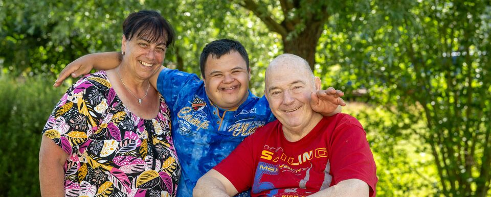 Gastfamilie mit einem zu betreuenden Mann im Garten