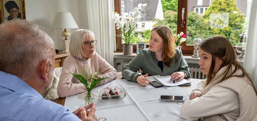 Betreutes Wohnen in Familien BWF Bethel.regional Bielefeld Gastfamilie mit zu betreuender jungen Frau und Begleitung aus dem Betreutes-Wohnen-in-Familien-Team