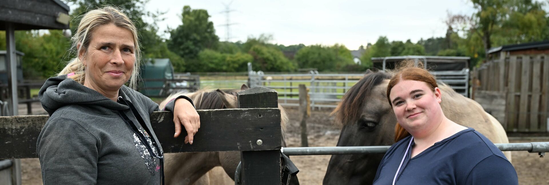 Gastgeberin mit einer zu betreuenden Frau und 2 Pferden auf einem Hof im Grünen